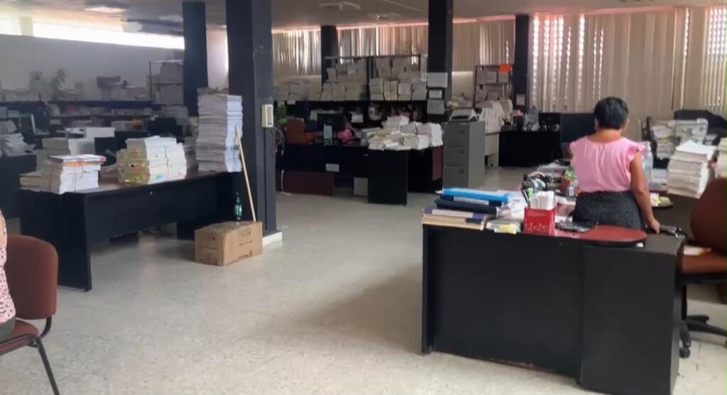 Sin luz desde hace una semana, abogados protestan en juzgados de Coatzacoalcos; exigen solución urgente