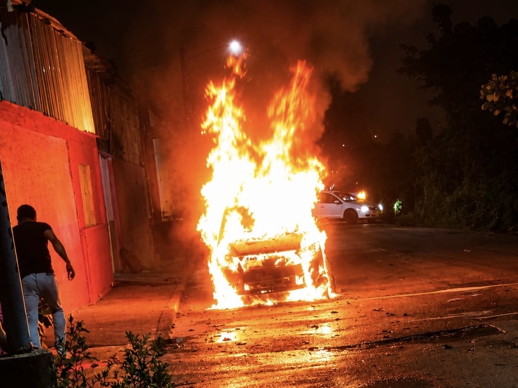 Taxi queda reducido por el fuego en la colonia Nuevo Palmar