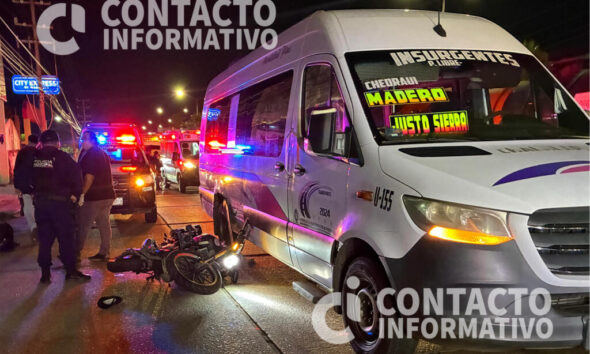 (+VIDEO) Menor en moto arrolla a vendedor de algodones y choca contra una camioneta en Minatitlán