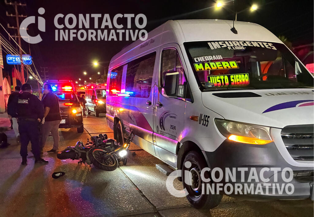 (+VIDEO) Menor en moto arrolla a vendedor de algodones y choca contra una camioneta en Minatitlán