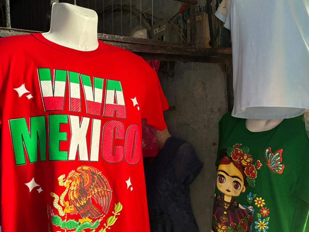 (+VIDEO) Ropa, trajes y accesorios patrios ya llenan los comercios del Centro