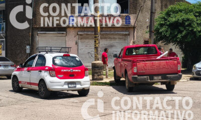 (+VIDEO) Camioneta termina sobre la banqueta tras chocar con un taxi en la Nueva Mina