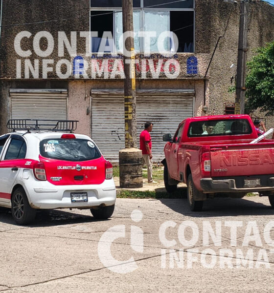 (+VIDEO) Camioneta termina sobre la banqueta tras chocar con un taxi en la Nueva Mina