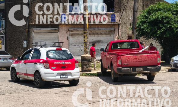 (+VIDEO) Camioneta termina sobre la banqueta tras chocar con un taxi en la Nueva Mina