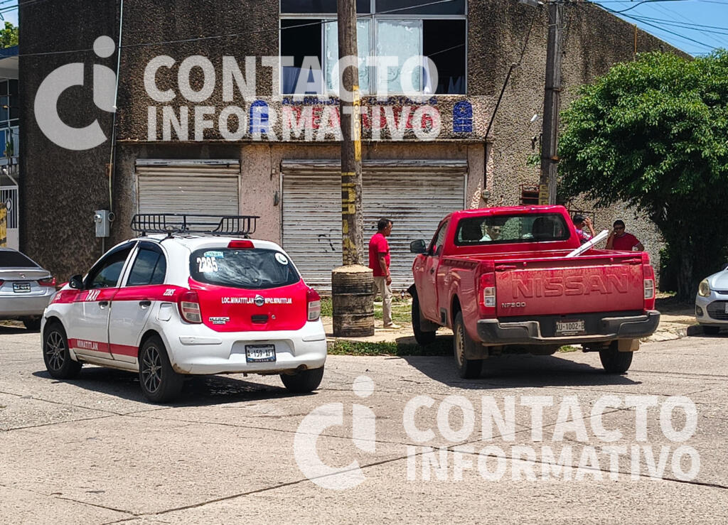 (+VIDEO) Camioneta termina sobre la banqueta tras chocar con un taxi en la Nueva Mina