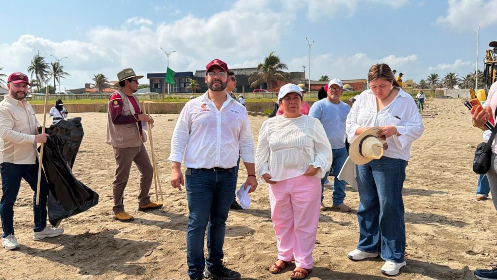 Mantiene Ayuntamiento limpieza permanente en la playa de Coatzacoalcos