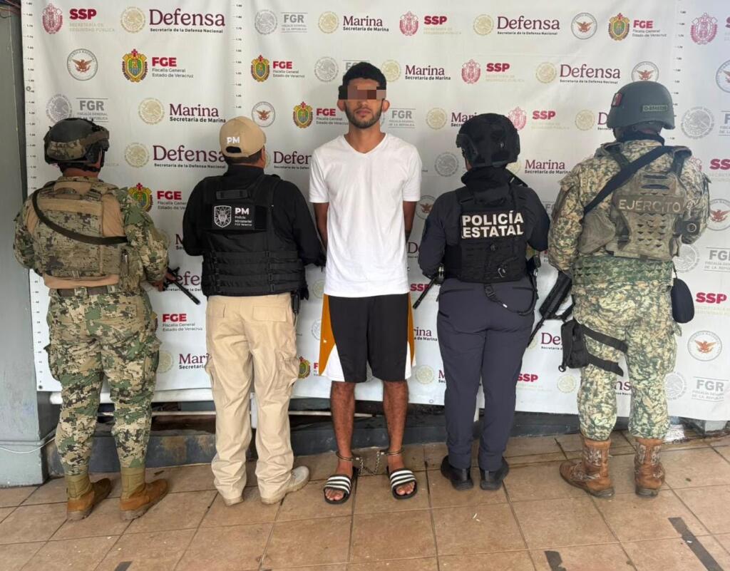 Policía Ministerial detiene a individuo acusado de delitos de uso de documentos falsos y falsedad ante la autoridad,