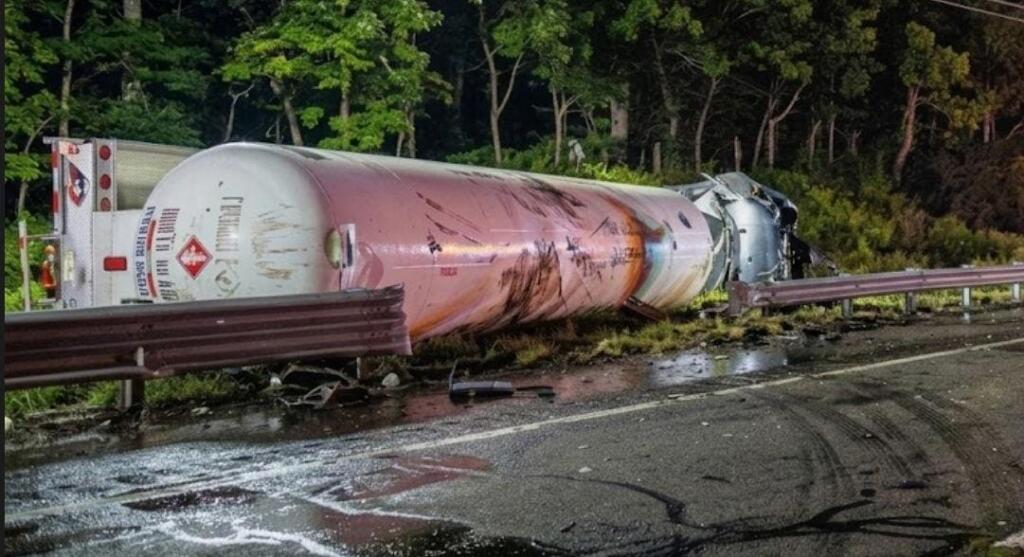 Oficial de la SSPC muere tras ser embestido por una pipa durante operativo en la autopista Acayucan–Isla
