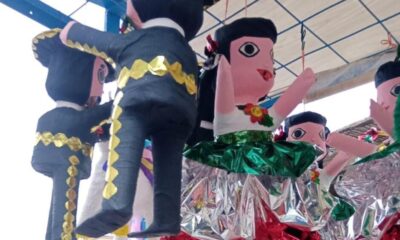 A bordo de un triciclo, una pareja de adultos mayores mantiene vivo su oficio de hacer piñatas en Minatitlán