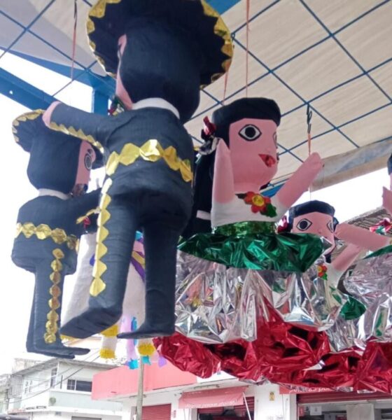 A bordo de un triciclo, una pareja de adultos mayores mantiene vivo su oficio de hacer piñatas en Minatitlán