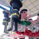 A bordo de un triciclo, una pareja de adultos mayores mantiene vivo su oficio de hacer piñatas en Minatitlán