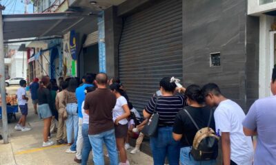 Larga fila para comprar uniformes de secundarias técnicas en Coatzacoalcos