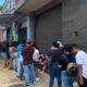 Larga fila para comprar uniformes de secundarias técnicas en Coatzacoalcos