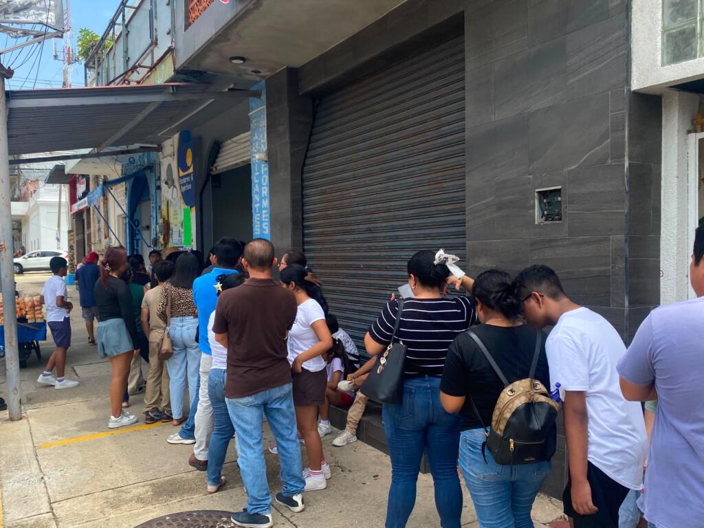 Larga fila para comprar uniformes de secundarias técnicas en Coatzacoalcos