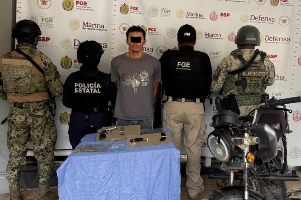 Cae “El Checo” en Otapa; Policía Ministerial le asegura droga, arma y una moto con reporte de robo
