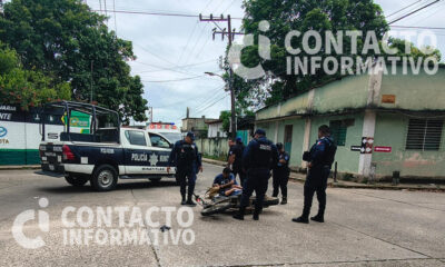 (+VIDEO)Aparatoso accidente en moto deja a una dama lesionada en la colonia Nueva Mina