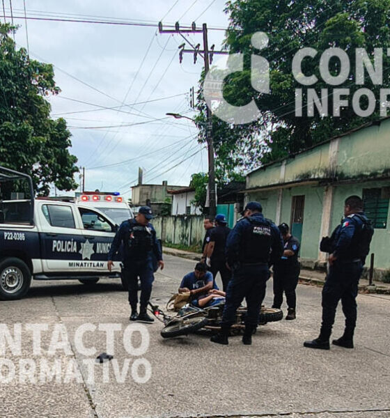 (+VIDEO)Aparatoso accidente en moto deja a una dama lesionada en la colonia Nueva Mina