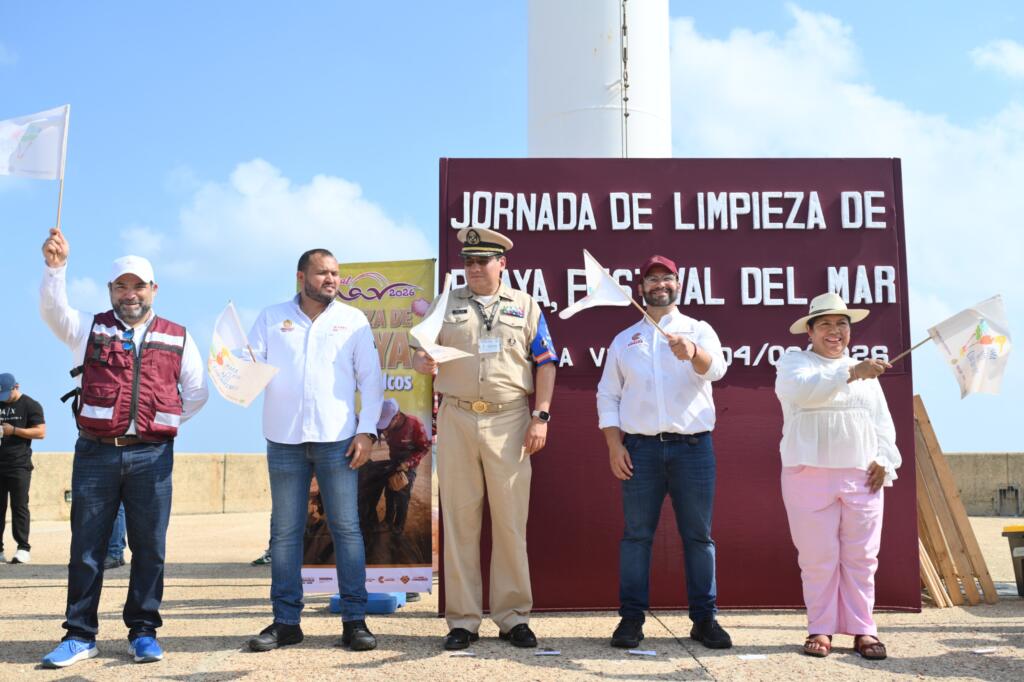 Coatzacoalcos une esfuerzos en jornada masiva de limpieza de playa rumbo al Festival del Mar 2026