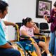 Una silla de ruedas, un nuevo apoyo para Flor Alondra: Pedro Miguel y Sonia Marie responden a petición de familia