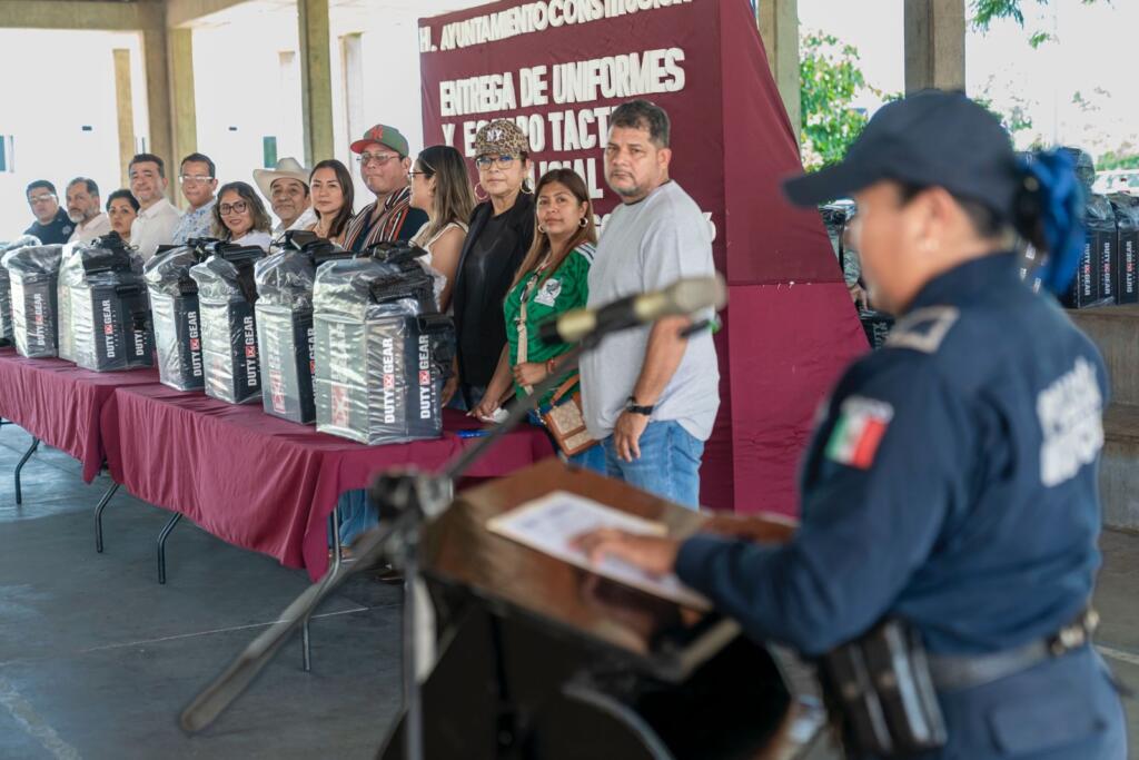 Guillermo Reyes Espronceda dignifica la labor policial con entrega de uniformes