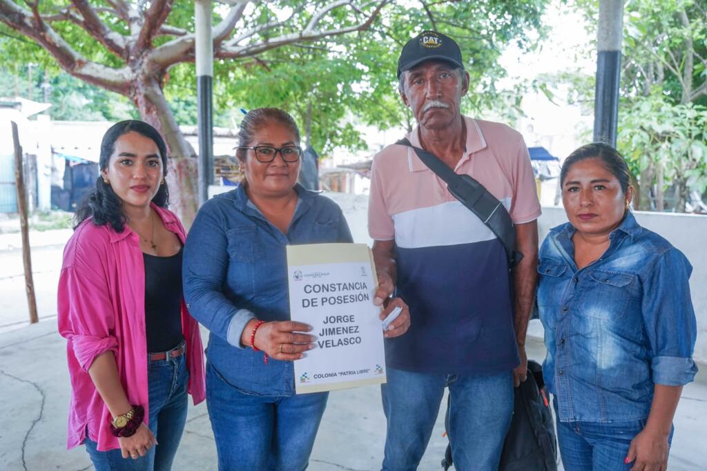 Entregan constancias de posesión a familias de Cosoleacaque