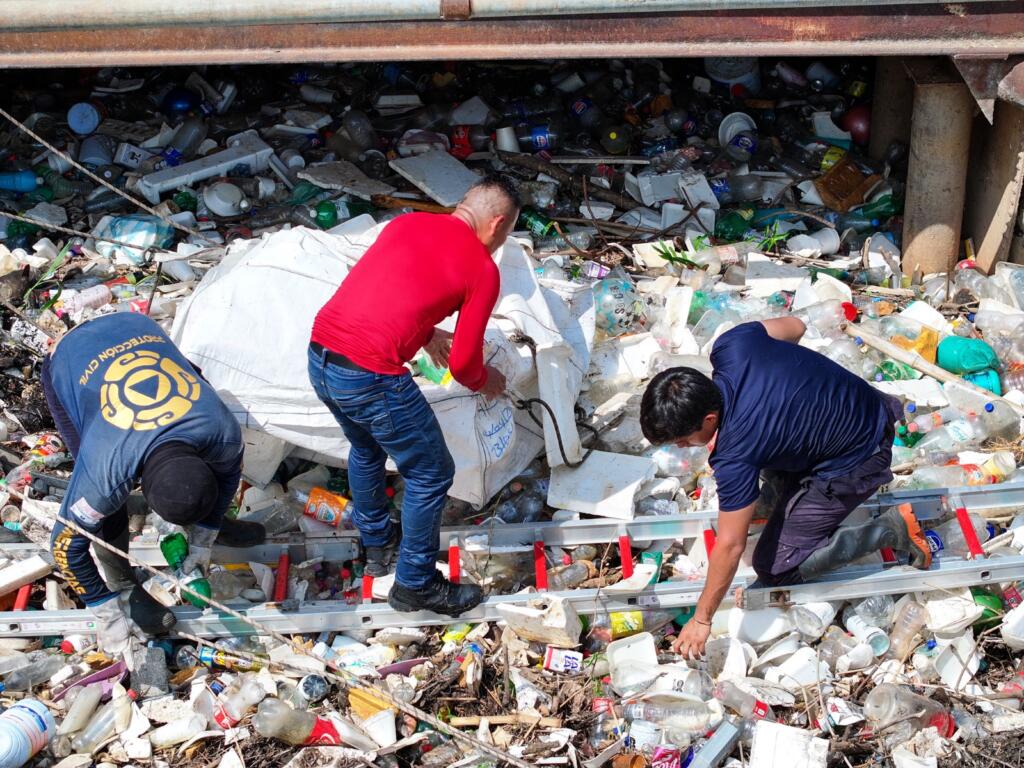 Atienden taponamiento de basura en el arroyo Acotope