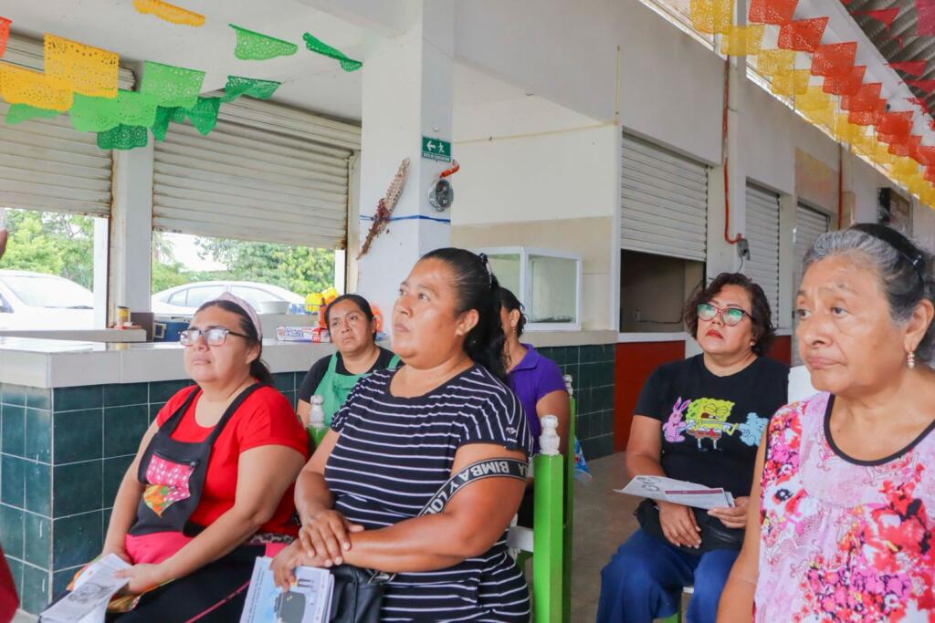 Refuerzan capacitación en higiene de alimentos para locatarios de mercados