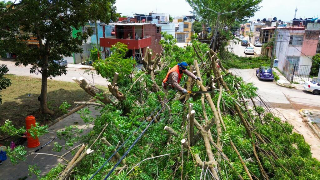 Realizan trabajos de limpieza y rehabilitación en la colonia Jardines de Tlalcualeya