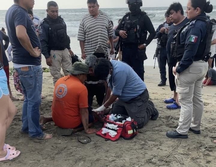 Atienden guardavidas a menor que presentó aparente convulsión en playa de Coatzacoalcos