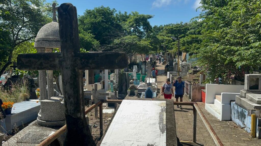 Exhortan a familias a rehabilitar tumbas abandonadas en panteones de Coatzacoalcos