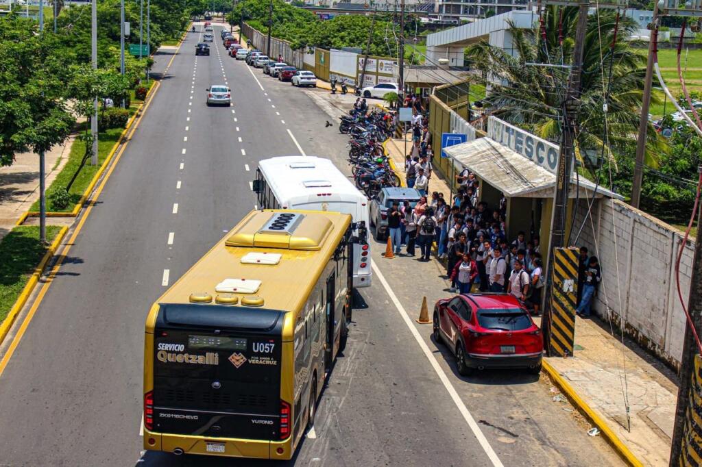 Hay puente, pero estudiantes siguen cruzando por debajo; Tránsito busca crear conciencia en estudiantes del ITESCO