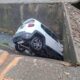 Seis jóvenes salen con vida tras caer camioneta a canal durante tormenta en Coatzacoalcos