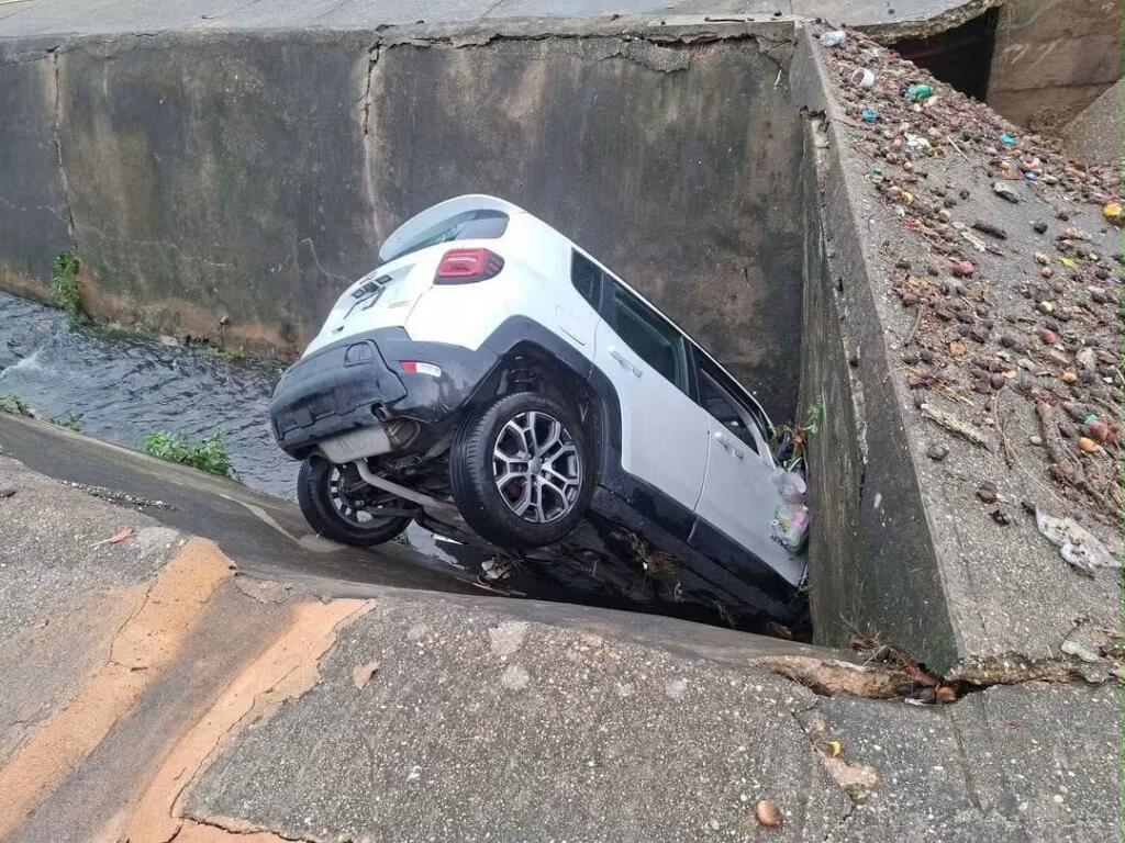 Seis jóvenes salen con vida tras caer camioneta a canal durante tormenta en Coatzacoalcos