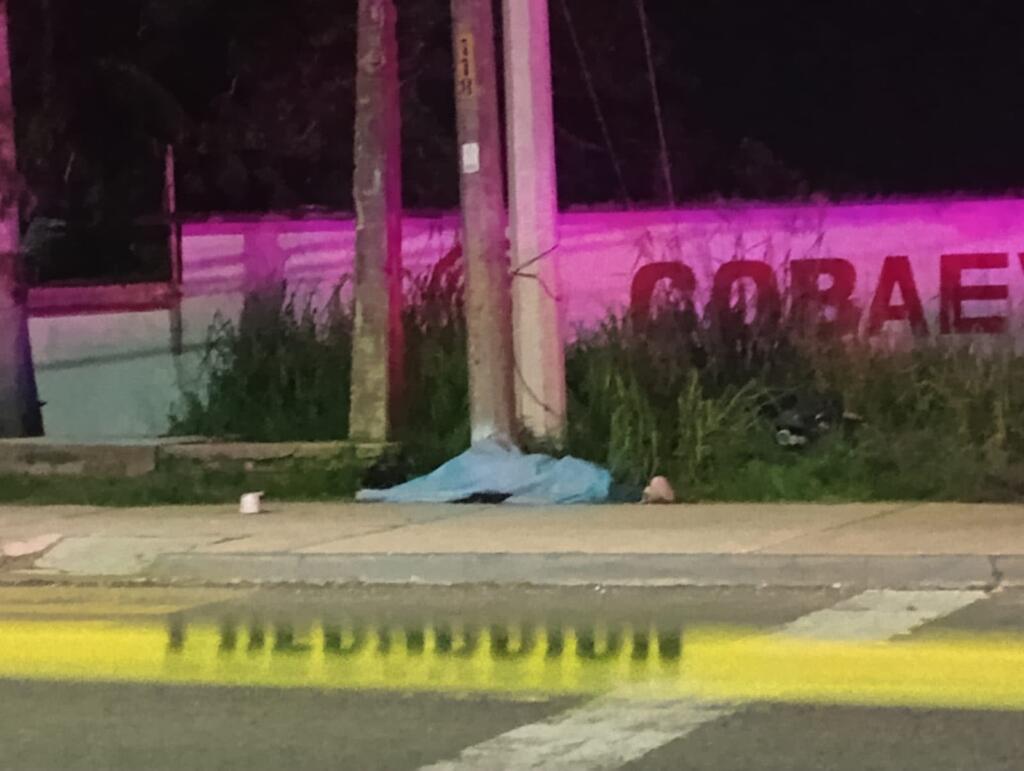 Motociclista muere tras estrellarse contra dos postes frente al Cobaev de Coatzacoalcos
