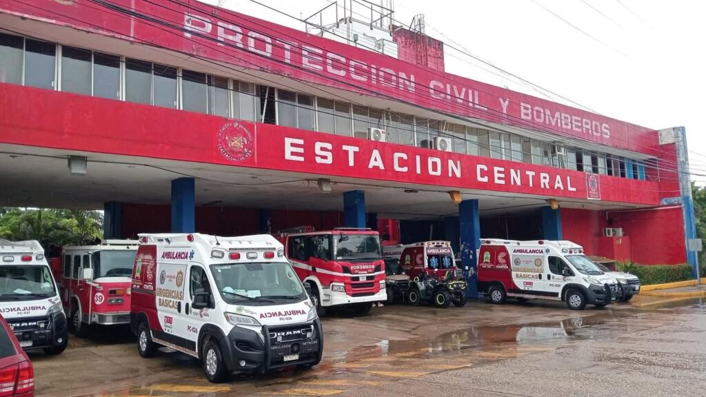 Bomberos de Coatzacoalcos conmemoran su día con trabajo y el reconocimiento de la población