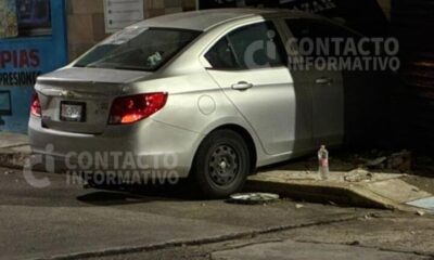 (+VÍDEO) Aveo termina dentro de un negocio tras aparatoso choque en la colonia Obrera