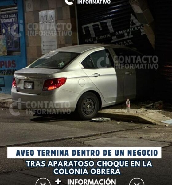 (+VÍDEO) Aveo termina dentro de un negocio tras aparatoso choque en la colonia Obrera