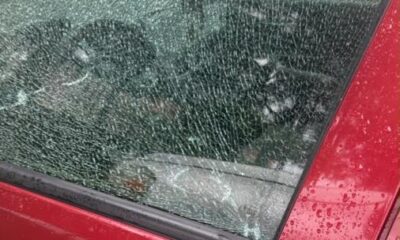 Vandalizan dos vehículos durante la madrugada en Puerto Esmeralda; vecinos piden vigilancia