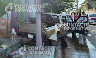 (+VIDEO)  ¡Sin frenos! Camioneta choca contra taxi y poste de CFE; tres lesionadas