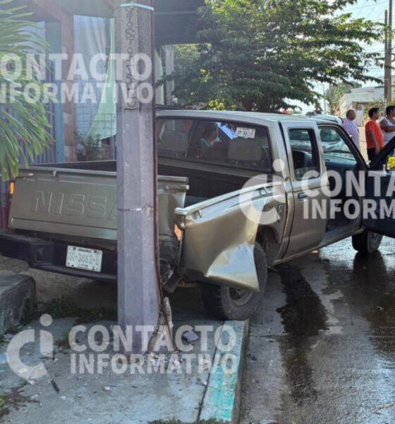 (+VIDEO)  ¡Sin frenos! Camioneta choca contra taxi y poste de CFE; tres lesionadas
