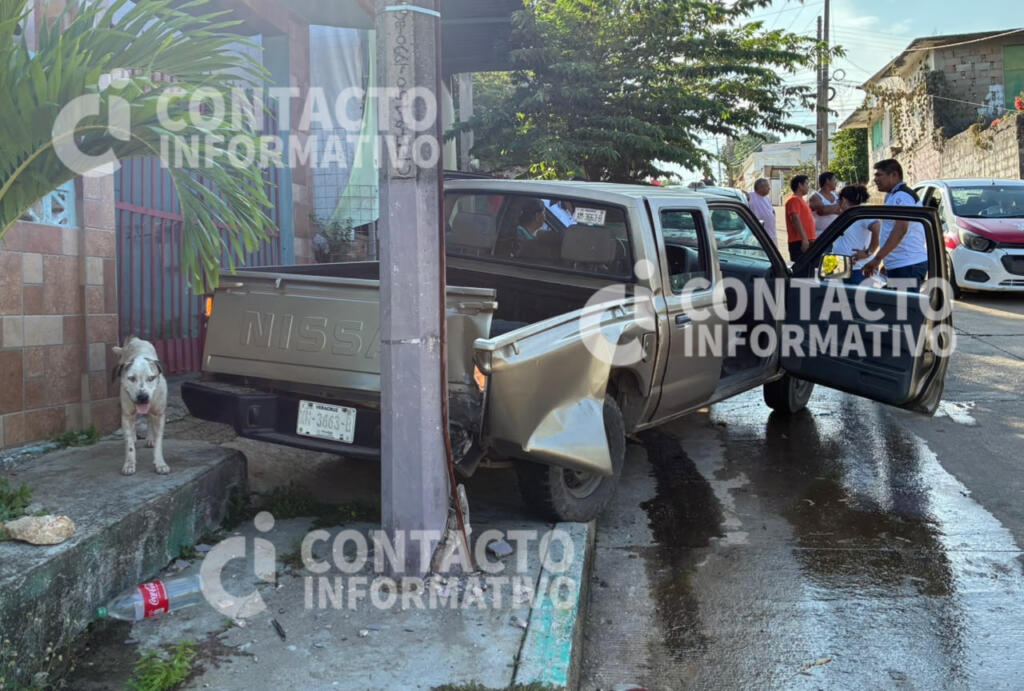 (+VIDEO)  ¡Sin frenos! Camioneta choca contra taxi y poste de CFE; tres lesionadas