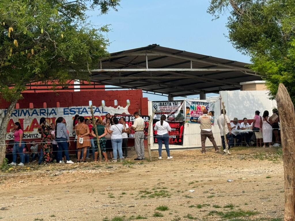 Alumnos de Capoacan regresan a clases tras una semana de retraso en el inicio del ciclo escolar