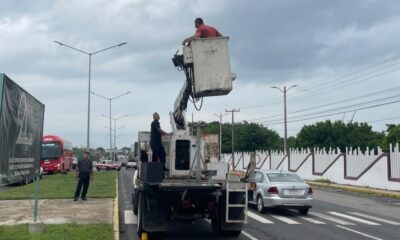 Atienden afectación de semáforo tras lluvias y fuertes vientos en Minatitlán