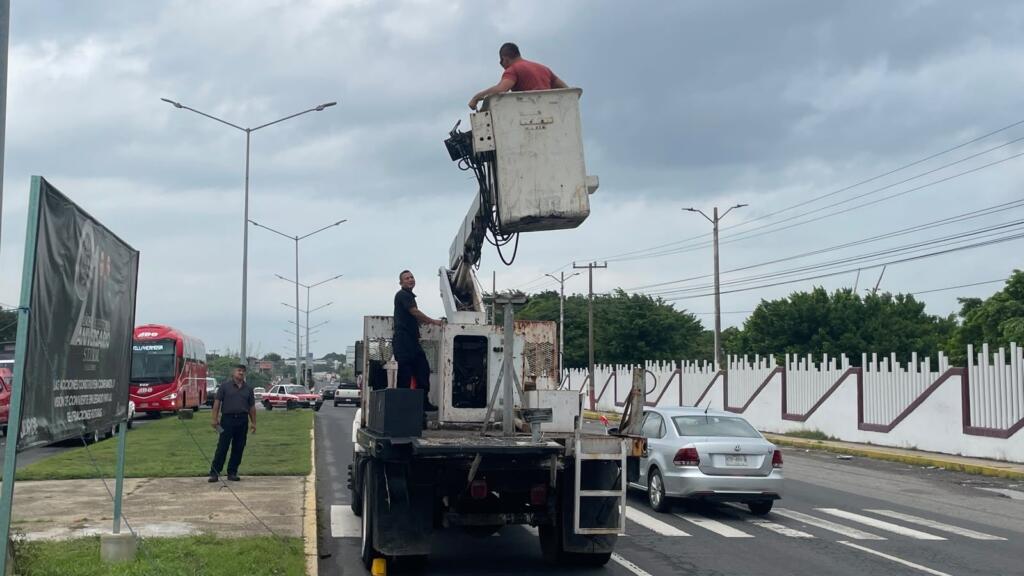 Atienden afectación de semáforo tras lluvias y fuertes vientos en Minatitlán