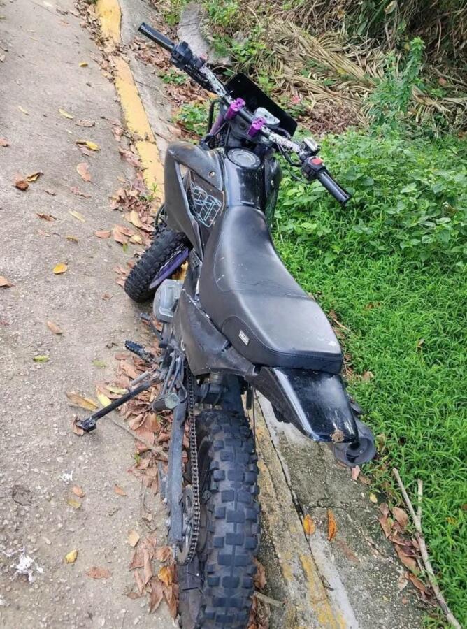 Dejan abandonada una Italika tras no poder arrancarla en La Colmena