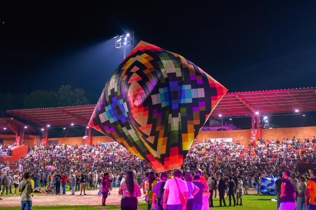 San Andrés Tuxtla se llena de color durante el segundo día del Festival Internacional del Globo