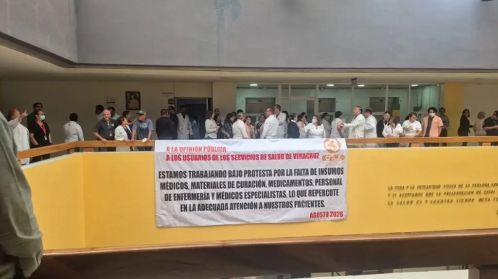 Trabajadores del CAE Doctor Rafael Lucio protestan por falta de insumos en Xalapa