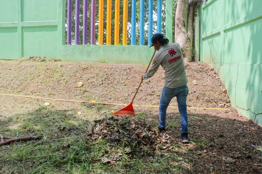 Refuerzan limpieza y mantenimiento de espacios públicos en Minatitlán