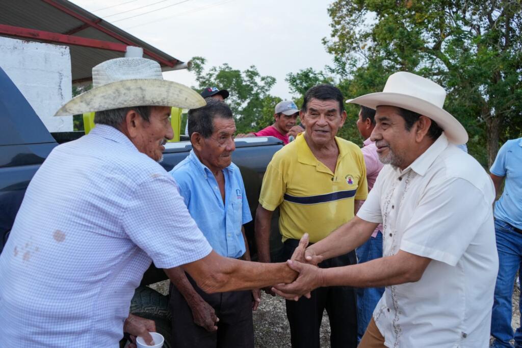 Guillermo Reyes Espronceda mantiene atención permanente a las comunidades rurales de Minatitlán