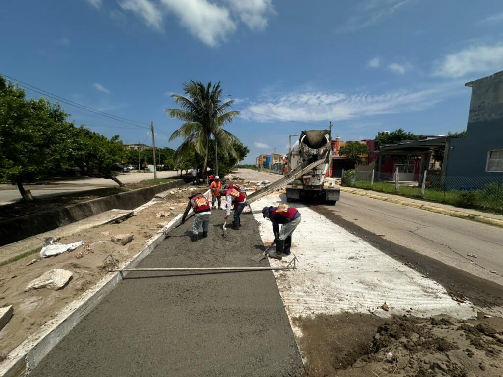 Ayuntamiento intensifica mantenimiento de canales a cielo abierto en Coatzacoalcos